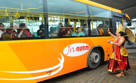 Maveli greeting passengers